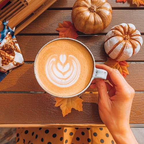 قهوه‌های طعم‌دار پاییزی؛ تجربه‌ای گرم در روزهای خنک 🍁☕